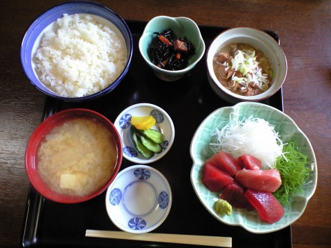 まぐろブツ切り&モツ煮込み定食