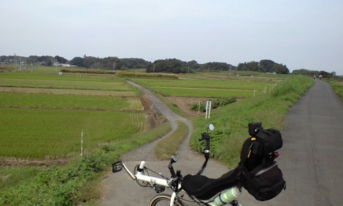 B.六所塚古墳に下りる道