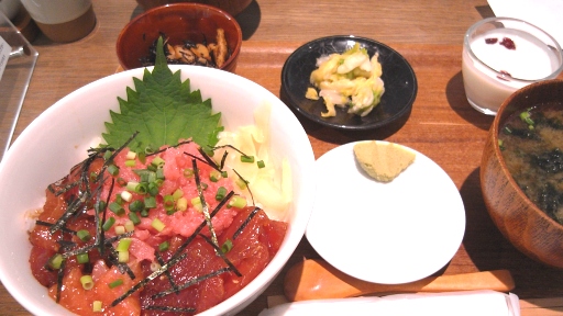 てがのや(三色丼).jpg