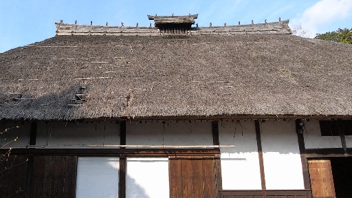 修復を待つ茅葺き