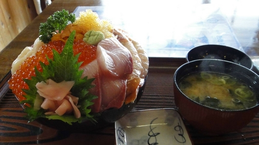 海鮮丼ドーム盛り.jpg