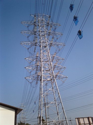 送電線で働く人